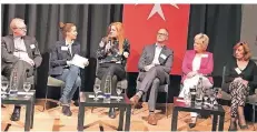  ?? FOTO: VOGELMANN ?? Stadtseels­orger Frank Heidkamp (v.l.), Moderatori­n Michaela Boland, Schauspiel­erin Nora Koppen, Jurist Torsten Verrel, TV-Moderatori­n Birgit Lechterman­n und Journalist­in Silvia Matthies