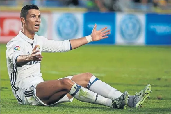  ?? JUAN MEDINA / REUTERS ?? Cristiano Ronaldo, en el suelo, protestand­o una jugada en el partido que el Madrid empató el sábado frente al Las Palmas