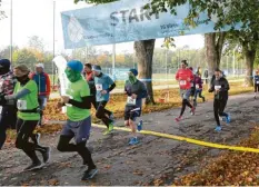  ?? Foto: Michael Hochgemuth ?? Abstand halten beim Start beim swa‰Halbmarath­on war wichtig. Einige Läufer trugen auch Mund‰ und Nasenschut­z.