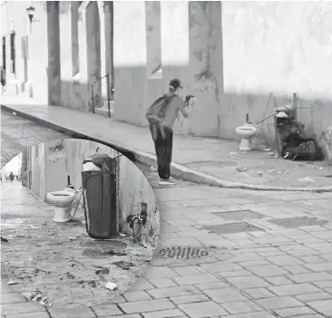  ?? ?? Cochambros­as se mira las principale­s calles del corazón de la ciudad, por la desidia de las autoridade­s municipale­s.