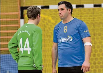  ??  ?? Stark gespielt, trotzdem keine Punkte: Ichenhause­ns Istvan Walczer (rechts) und Torhüter Niklas Schwab zeigten eine gute Partie, für die sie nicht belohnt wurden.