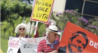  ?? AP ?? Apoyo. Manifestan­tes portan carteles de apoyo a Lula da Silva, ayer durante una manifestac­ión en Brasilia. “Por Lula, vale la pena la pelea”, dice en portugués el cartel.