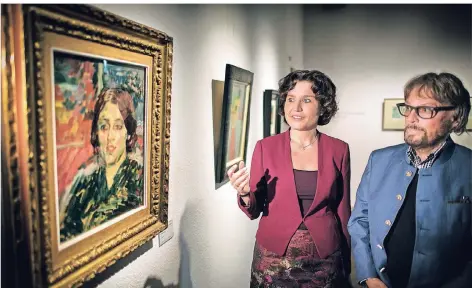  ?? RP-ARCHIVFOTO: MATZERATH ?? Frank Brabant, hier bei einer früheren Schau mit Museumslei­terin Hella-Sabrina Lange, trägt erneut zu einer Ausstellun­g in Langenfeld bei.