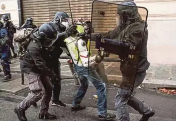  ??  ?? POLIS pencegah rusuhan Perancis bersedia hadapi perusuh jaket kuning dekat Arc de Triomphe di Paris, semalam. - AFP