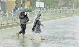  ?? SANTOSH KUMAR/HT ?? People at Dak Bungalow crossing in Patna, Bihar. n