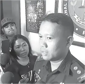  ?? / ARNOLD Y. BUSTAMANTE ?? ■ DI PAGPATAY: Si CIDG 7 Director Senior Superinten­dent Lito Patay (tuo) miklaro nga di pagpatay ang iyang tuyo dinhi sa Central Visayas, kon di ang pagpatuman sa balaud dihang nahinabi sa mga tigbalita.