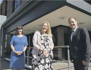  ?? ?? Julia Nix of the DWP, left, at Northminst­er with Employment Minister Mims Davis and Dave Lancaster (DWP).