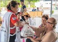  ?? CORTESÍA ?? Proyecto. Los voluntario­s realizan la entrega de alimentos y medicinas.