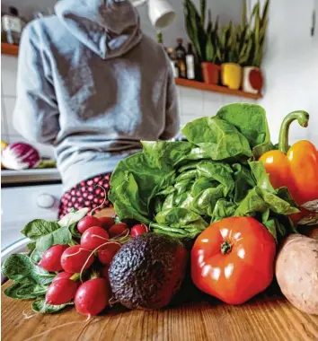  ?? Foto: Fabian Sommer, dpa ?? Klar, Gemüse und Obst sind gesund. Bei Smoothies – Saftgeträn­ken – ist aber schon Vorsicht nötig.