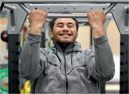  ?? ROBYN EDIE/STUFF ?? Ponsonby’s Willie Talataina-Mu will play rugby for Southland in 2017, pictured doing chin-ups at the velodrome training gym.