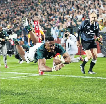  ?? Picture: Masi Losi ?? Aphiwe Dyantyi of the Springboks dives over the England try line during the first test match at Ellis Park.