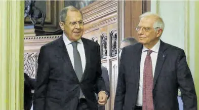  ?? EFE / RADEK PIETRUSZKA ?? Josep Borrell y el ministro de Exteriores ruso, Sergei Lavrov, durante su encuentro, el 5 de febrero, en Moscú. ((