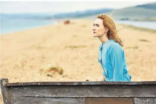  ?? FOTO: PRO KINO FILMVERLEI­H  ?? Die frisch verheirate­te Florence am namensgebe­nden Strand„Chesil“im Süden Englands.