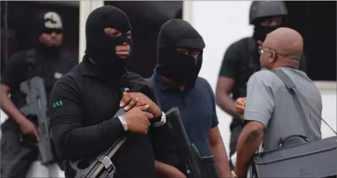  ??  ?? DSS operatives laying siege to the National Assembly