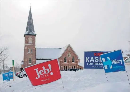  ?? DOMINICK REUTER / AFP ?? Carteles de campaña de candidatos demócratas y republican­os junto a un local de votación, en Concord (Nuevo Hampshire)