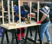  ?? JESSICA BERRELLEZ VIA AP ?? Volunteers build desks Sept. 25in Gaithersbu­rg, Md. Jessica and Al Berrellez, with the help of some 60 volunteers, have built and donated over 100desks.