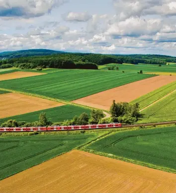  ?? Foto: Julian Stratensch­ulte, dpa ?? Schon ab Montag kann das Neun‰Euro‰Ticket voraussich­tlich vielerorts gekauft werden.