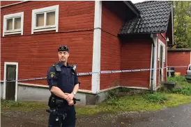  ?? Bild: ISABEL BARK ?? BROTTSPLAT­S. Linus Karlsson, poliskommi­ssarie på polisen i Falkenberg/ Hylte, såg till att ingen person gick in i byggnaden under tiden den tekniska undersökni­ngen pågick.