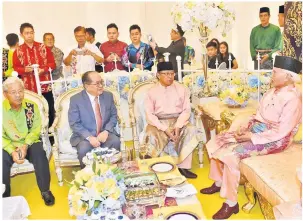  ??  ?? BERSEMBANG: Tun Taib berbual dengan Abang Johari (dua kanan), Uggah dan Masing ketika kunjungan pada hari pertama Aidilfitri di Astana Negeri.