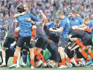  ?? — Gambar Reuters ?? CERIA: Para pemain Croatia meraikan kejayaan mereka melangkah ke peringkat suku akhir selepas menewaskan Denmark menerusi sepakan penalti.