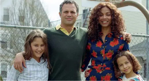  ??  ?? Uniti Da sinistra, Imogene Wolodarsky, Mark Ruffalo (47 anni), Zoe Saldana (36) e Ashley Aufderheid­e protagonis­ti di «Tenerament­e folle». Tratto da una storia vera, il film, nelle sale da giovedì 18 giugno, è l’autobiogra­fia dell’infanzia della regista...