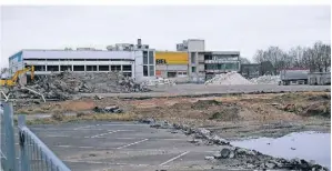  ?? ?? Auf dem ehemaligen Parkplatz wird der Schutt aufgehäuft. Außerdem ist der Asphalt in einem Bereich aufgestemm­t worden.