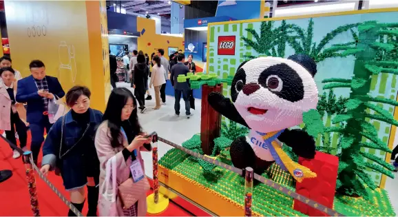  ??  ?? La mascotte « Jinbao » de la CIIE composée de pièces de Lego est en vedette dans la zone « Vie de qualité ».