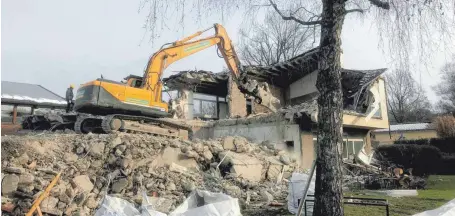  ?? FOTO: SIEGFRIED HEISS ?? Das alte Schulgebäu­de in Obereschac­h ist abgerissen worden.