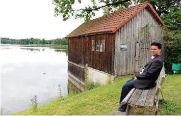  ??  ?? Pater John Mannakulat­hil verlässt Markt Wald und kehrt in seine Heimat zurück. Einer seiner Lieblingsp­lätze war der Schnerz hofer Weiher, zu dem er jeden Tag spaziert ist, um die Natur zu genießen und unterwegs Leute zu treffen.