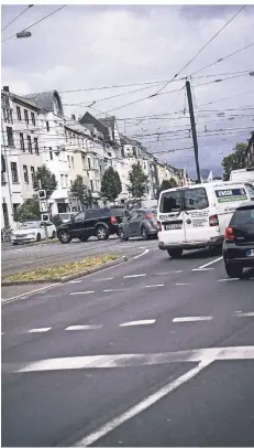  ?? RP-FOTO: ANDREAS BRETZ ?? 33 Fahrzeuge bogen an einem normalen Freitagvor­mittag von der Dorotheeni­n die Birkenstra­ße ab. Das will die Stadt aber verbieten.