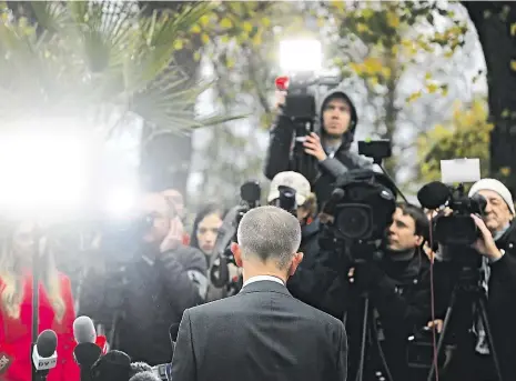  ?? Foto: Petr Topič, MAFRA ?? Jdu od prezidenta Andrej Babiš odpovídá na otázky novinářů v Lánech poté, co se sešel s prezidente­m Milošem Zemanem.