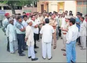  ?? HT PHOTO ?? Police officials speak to community members in Barmer on Wednesday after the victim’s suicide.