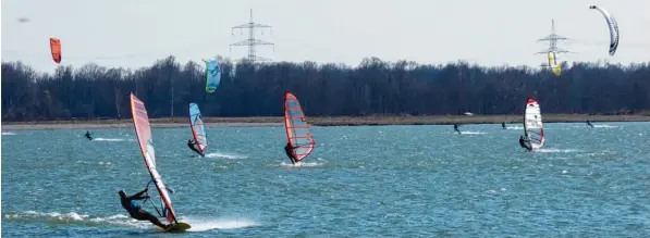  ?? Foto: Bernd Stegmüller ?? Bei jedem Wind und Wetter – egal bei welchen Temperatur­en: Relativ konstanter Wind und flaches Wasser locken viele Surfsportl­er sogar bis aus München, Reutlingen und Stuttgart nach Mering auf die Lechstau stufe 23.