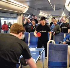  ??  ?? Sport im Untergrund: Tischtenni­sspieler tragen in der Münchner U Bahn ein Turnier aus und wollen auf ihren Sport aufmerksam machen.