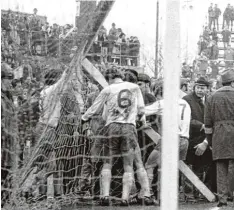  ?? Foto: dpa ?? Der Mönchengla­dbacher Herbert Laumen verfängt sich im Tornetz, der Pfosten bricht und das Spiel gegen Werder Bremen wird abgebroche­n.