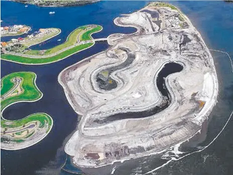  ??  ?? From sand to mega mansions: The Sovereign Islands under constructi­on in the late 1990s.