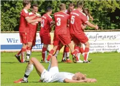  ?? Foto: Reinhold Radloff ?? Geschlagen, und das in der eigentlich letzen Spielminut­e. Bobingen war am Boden zerstört und Kaufering oben auf.