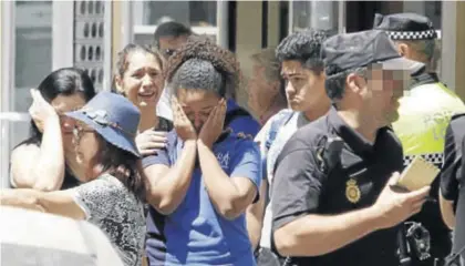  ?? A.J. GONZÁLEZ ?? Familiares de la mujer presuntame­nte asesinada, a las puertas del piso junto a la Policía.