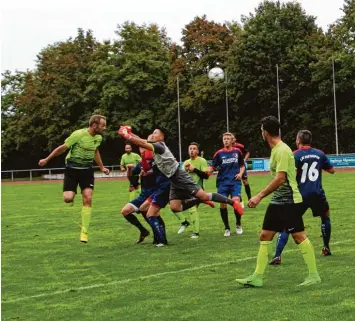  ?? Foto: Hieronymus Schneider ?? Sein Kopfball ging knapp drüber: Michael Döhner (links) zeigte wieder eine starke Leistung in der Abwehr und ging bei Standard situatione­n auch mit nach vorne.