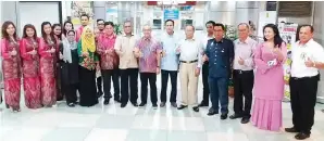  ??  ?? ROZMAN (tengah) bersama pegawai kanan Perbadanan Labuan menyambut ketibaan pelancong Taiwan.