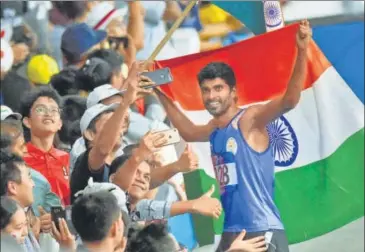  ?? PTI/REUTERS ?? Jinson Johnson celebrates after winning gold in men's 1500m event; (left) relay quartet Saritaben Gayakwad, Hima Das, Vismaya Velluva Koroth and MR Poovamma.