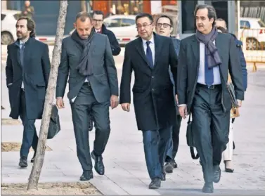  ??  ?? EL BARÇA SIGUE AMENAZADO. El expresiden­te Rosell y Bartomeu llegando a la Audiencia Nacional.