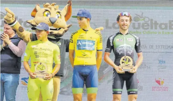  ?? VUELTA A EXTREMADUR­A ?? Juan Pablo Sossa (igo–Rías Baixas), ganador de la etapa; José Luis Faura (Cortizo), vencedor de la general; y Clement Delcros (AVC Aix en Provence), tercero.