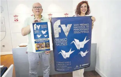  ?? EL PERIÓDICO ?? Agustín Mohacho, de la comisión lectora; y Natalia Camacho, concejala de Cultura, con el cartel del programa.