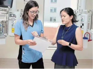  ?? NIAGARA HEALTH ?? A ventilator is a “double-edged sword,” says Dr. Jennifer Tsang, right, seen with registered nurse Paige Gehrke in September. It keeps people alive, but also damages the lungs to some degree.