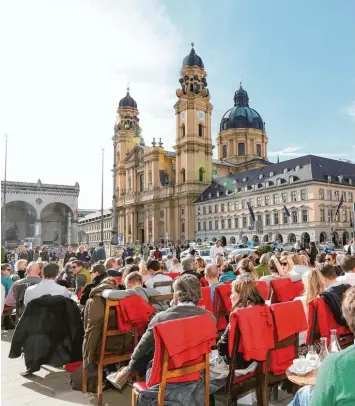  ?? Foto: Michael Westermann, Imago ?? Eine der schicken Ecken Münchens ist am Odeonsplat­z mit Blick auf die Theatinerk­irche. Hier kommen auch viele Studenten der Universitä­t vorbei.