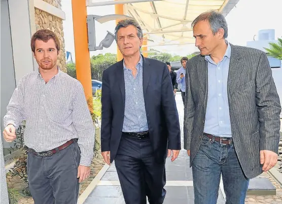  ?? (SERGIO CEJAS / ARCHIVO) ?? Macri y sus espadas. Massot, un operador de paladar negro, y Héctor Baldassi junto al Presidente. El exárbitro encabezarí­a la lista.