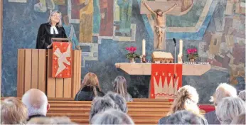  ?? FOTO: JAN GOLLER ?? Pfarrerin Gudrun Berner erklärte den Besuchern des feierliche­n Gottesdien­stes, wie die Freiheit mit der Reformatio­n zusammenhä­ngt und wie sich Luthers Worte bis heute noch auf die Gegenwart auswirken.