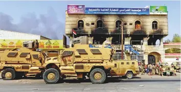  ?? AFP ?? Yemeni pro-government forces gather on the eastern outskirts of Hodeida on Thursday.