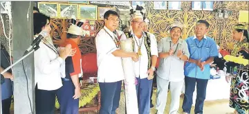  ??  ?? Sharbini (third left) receives a ‘Berat Lapik’ – the Orang Ulu traditiona­l mat – as a memento from Tony.